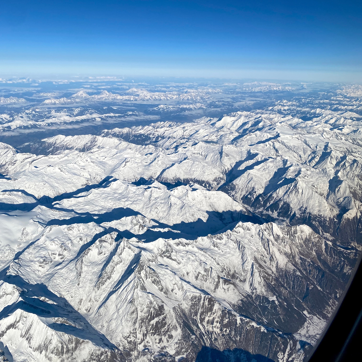 Bay qua dãy núi Alps và nước Áo, bay độ cao 9 500m & tốc độ 950 km/h.