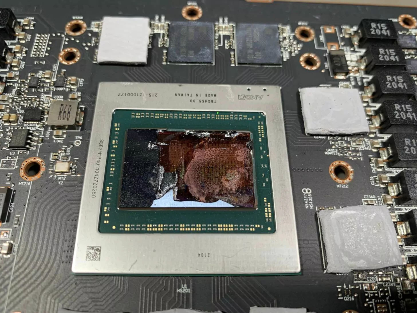 Cập nhật driver mới xong, xuất hiện trường hợp Radeon RX 6800 và 6900 hỏng bất thường, nứt chip GPU