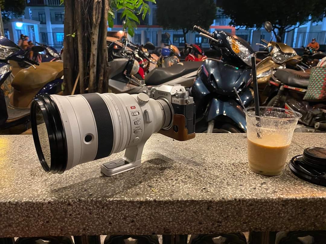 Tối đi cafe  mà thấy ông bạn cầm con máy XT4 + Lens Fujinon to chà bá :D