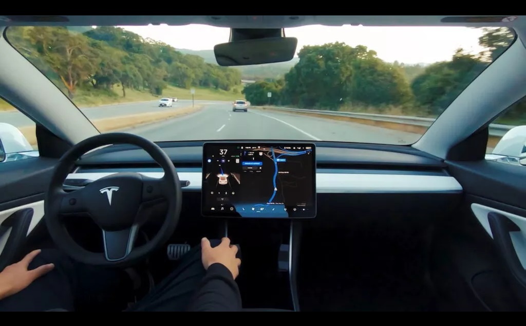 Infographic: So sánh Tesla Autopilot và Full Self-Driving