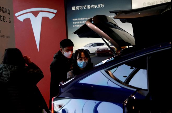 Doanh số của Tesla ở Trung Quốc tăng 80% sau khi giảm giá, chuyên gia vẫn dự báo bi quan