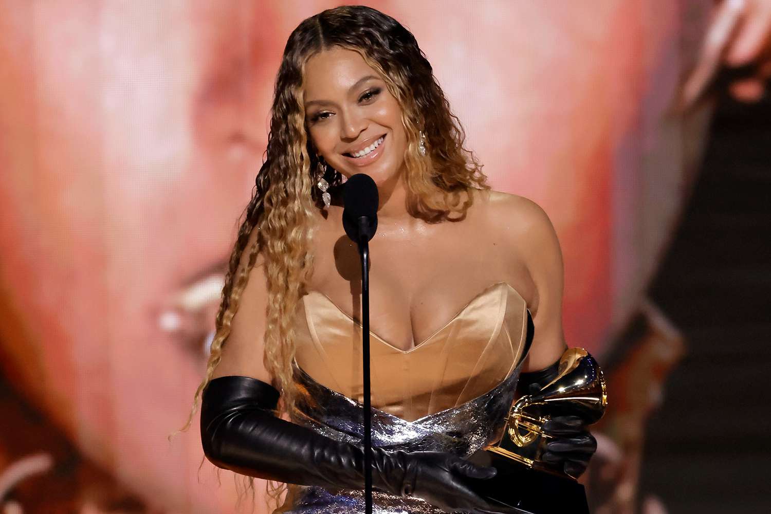 Beyoncé giành 4 giải Grammy 2023, là nghệ sĩ có nhiều giải Grammy nhất lịch sử với 32 giải