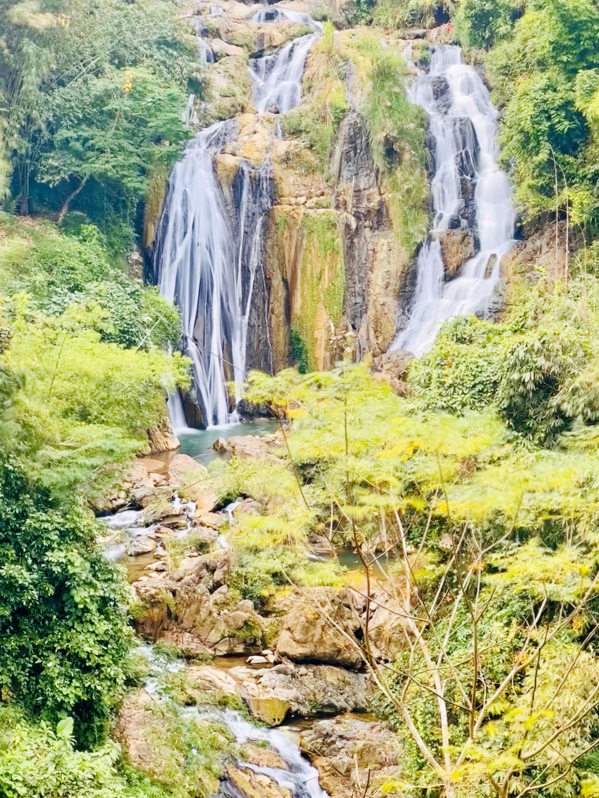 Go Lao waterfall.jpg