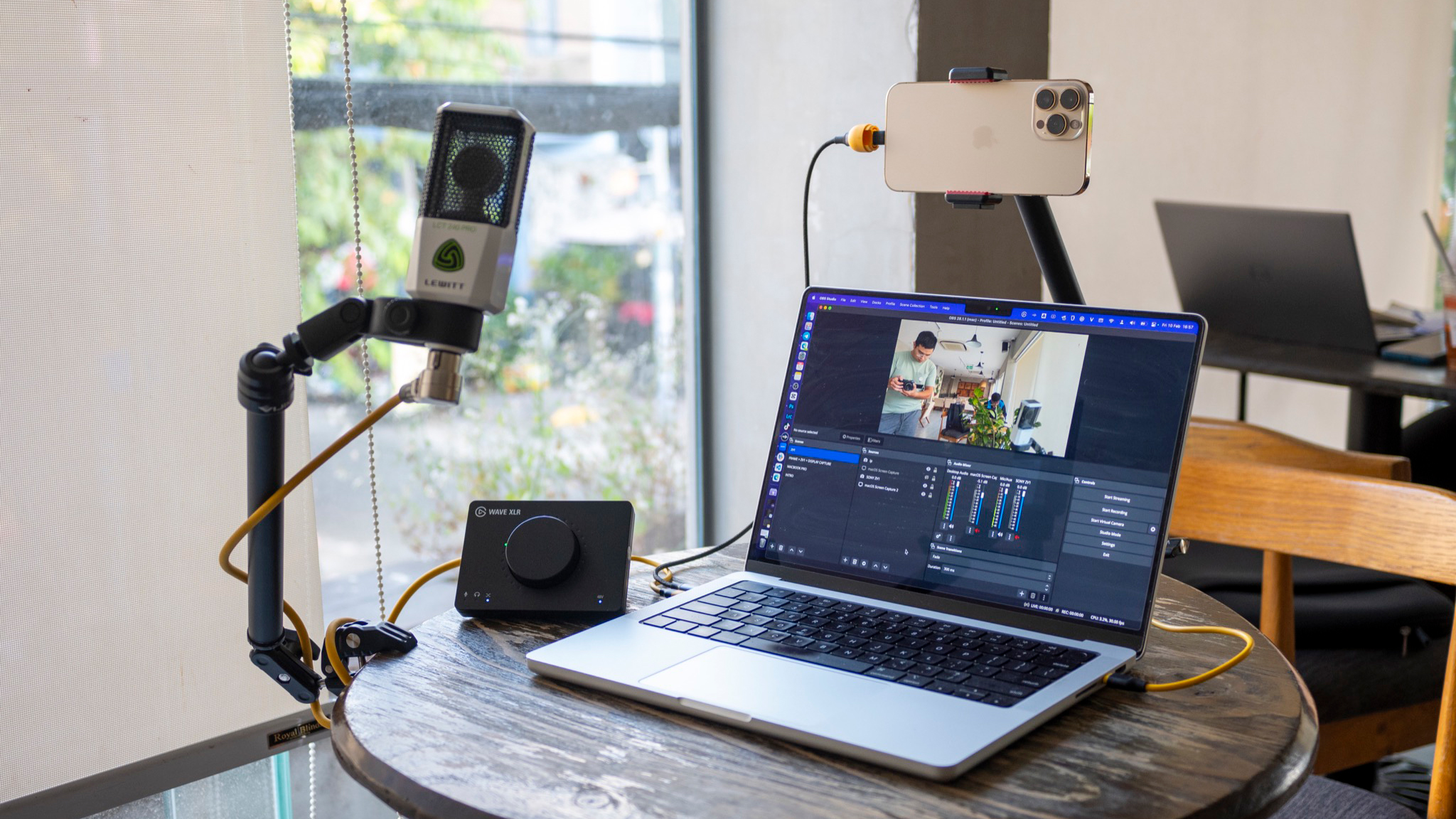 Trên tay Ulanzi LS06 và setup miniStudio với bàn nhỏ