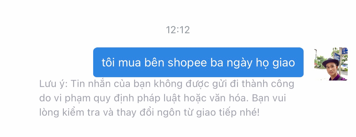 Gã đang inbox với nhà bán thì lazada nó vô nói móc như hình.