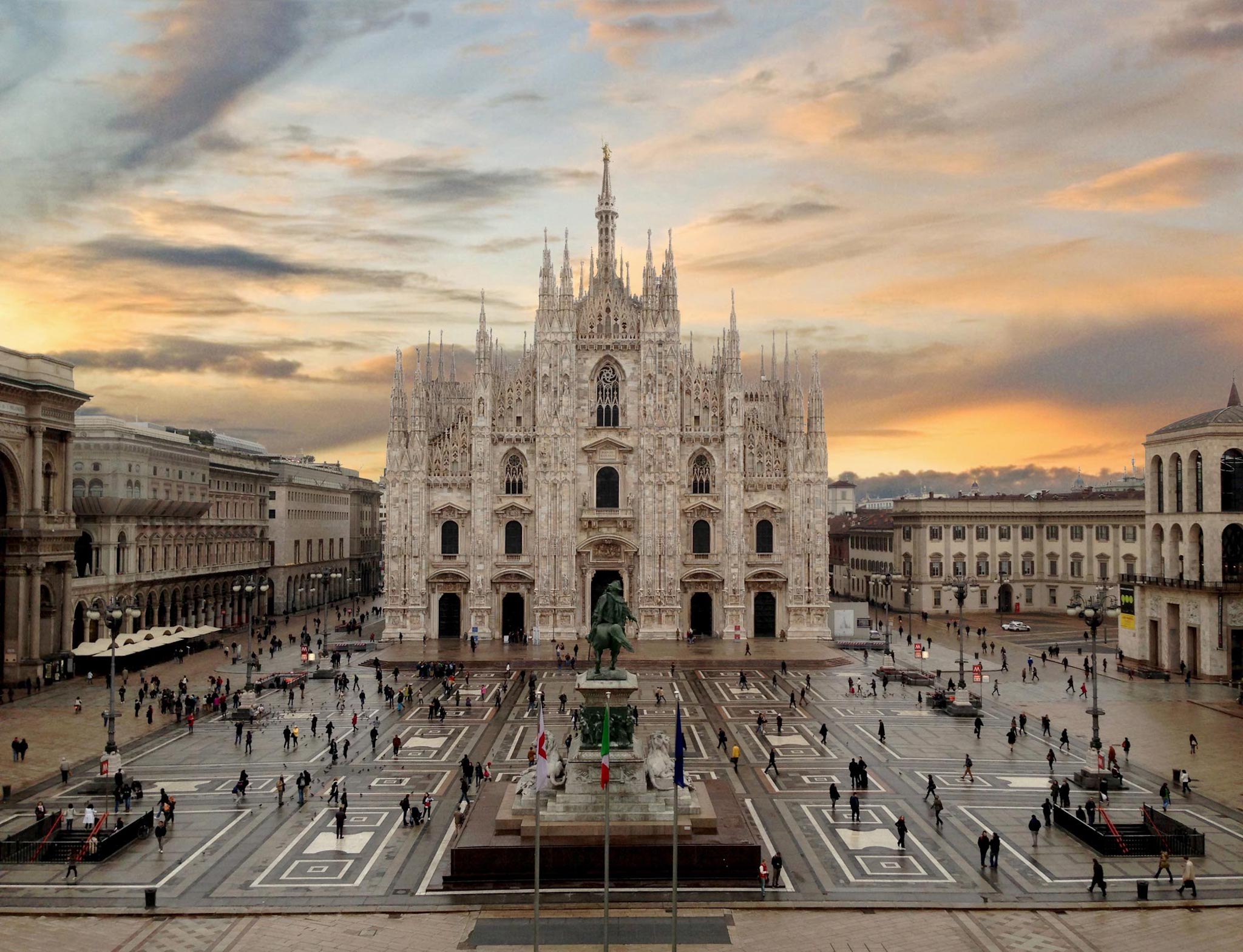 Nhà thờ Duomo - xây dựng mất 579 năm, liên tục phải tu sửa nhưng người  Milan vẫn yêu mến