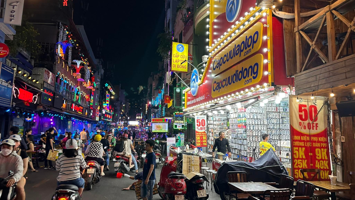 Trải nghiệm một đêm không ngủ tại phố đi bộ Bùi Viện Sài Gòn - 4