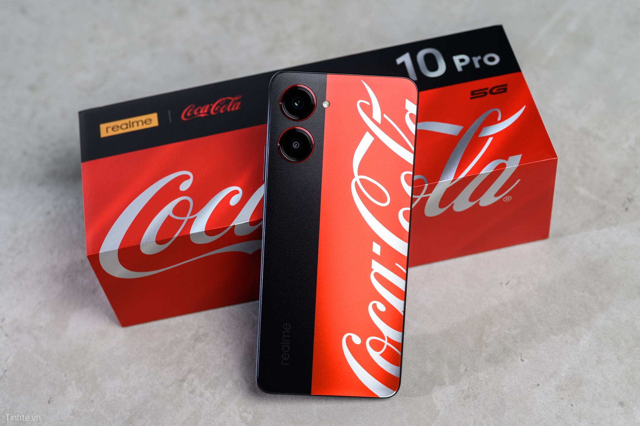 Trên tay realme 10 Pro 5G phiên bản Coca-Cola: Nổi bật!