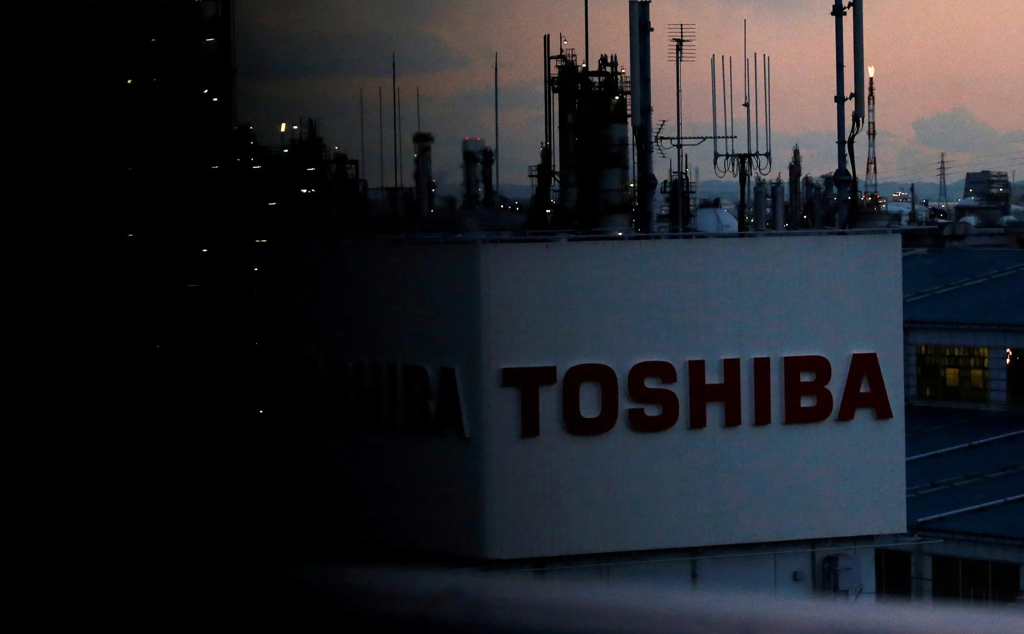 Có thể được mua với giá 15 tỷ đô la Mỹ, điều gì sẽ xảy ra khi Toshiba trở thành công ty tư nhân?