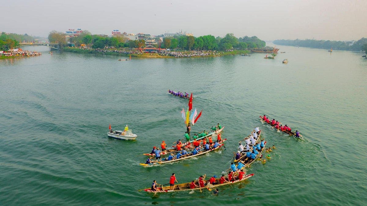 Đua ghe truyền thống Thành Phố Huế trên Sông Hương.