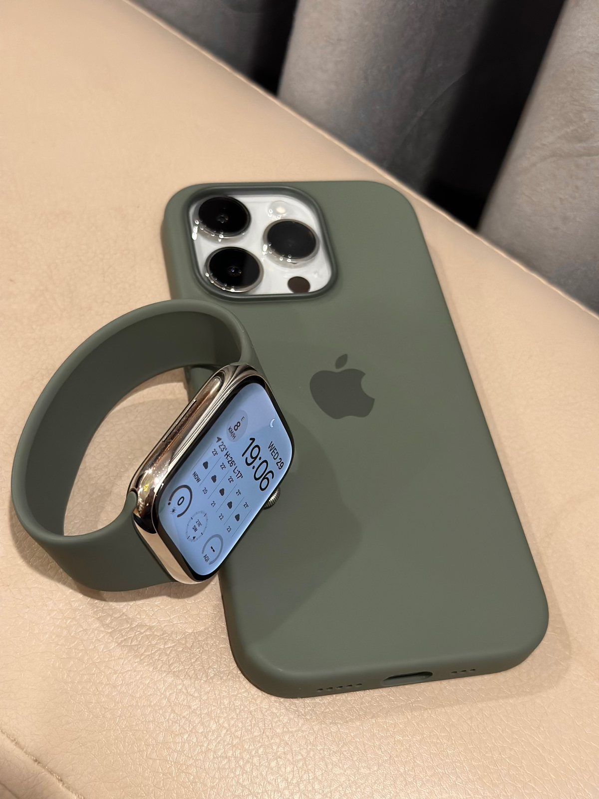 Thay áo mới. Apple silicone case Olive & Solo loop Olive