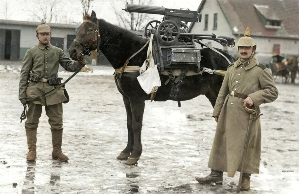 Súng máy được lắp trên lưng ngựa lính Đức, tăng khả năng di động khi đánh xáp lá cà trong thế...