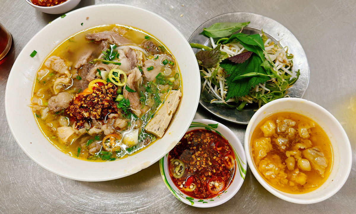 Bún bò Huế mỡ nổi