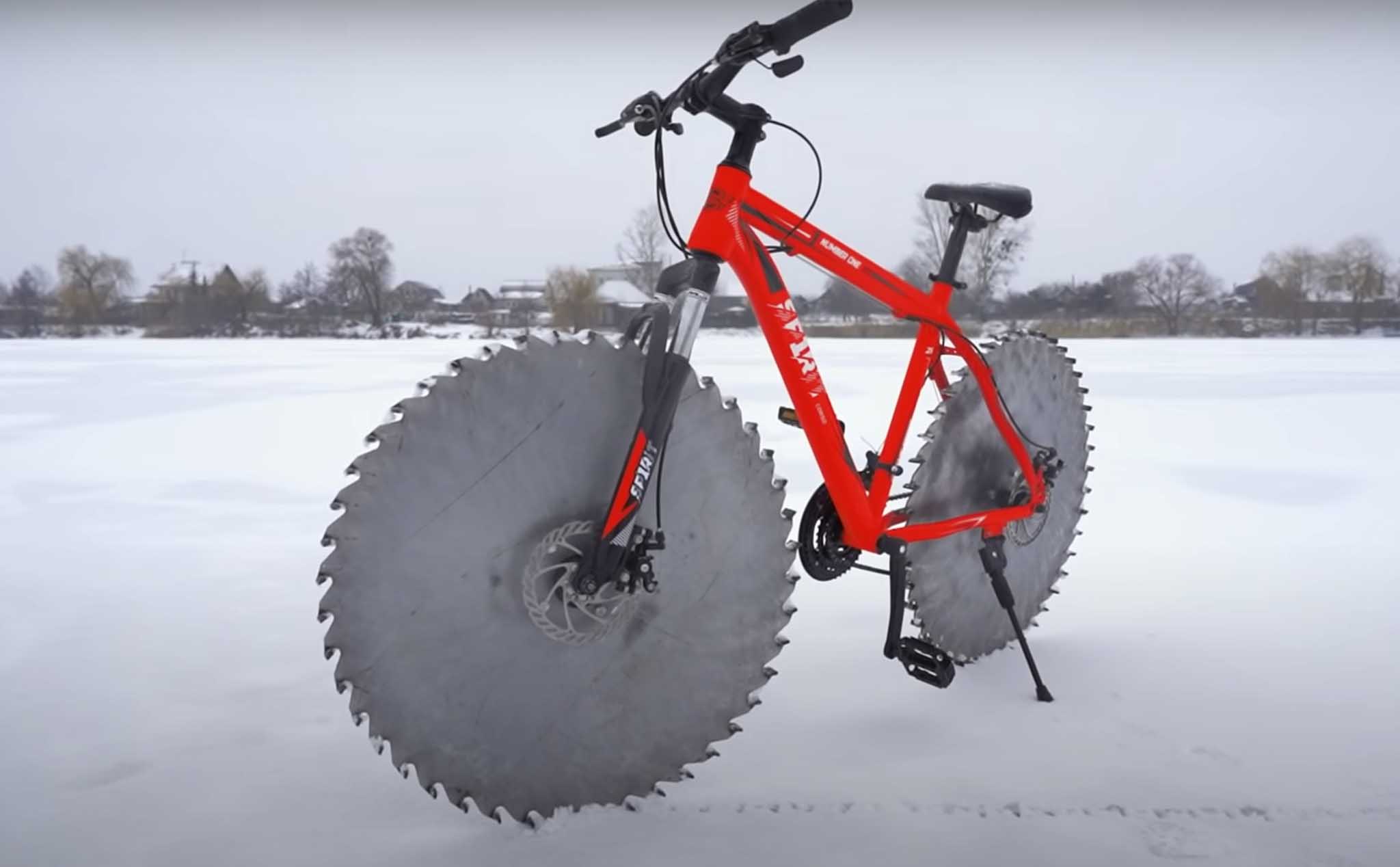 Độ bánh xe đạp với bánh lưỡi cưa để đi trên băng tuyết