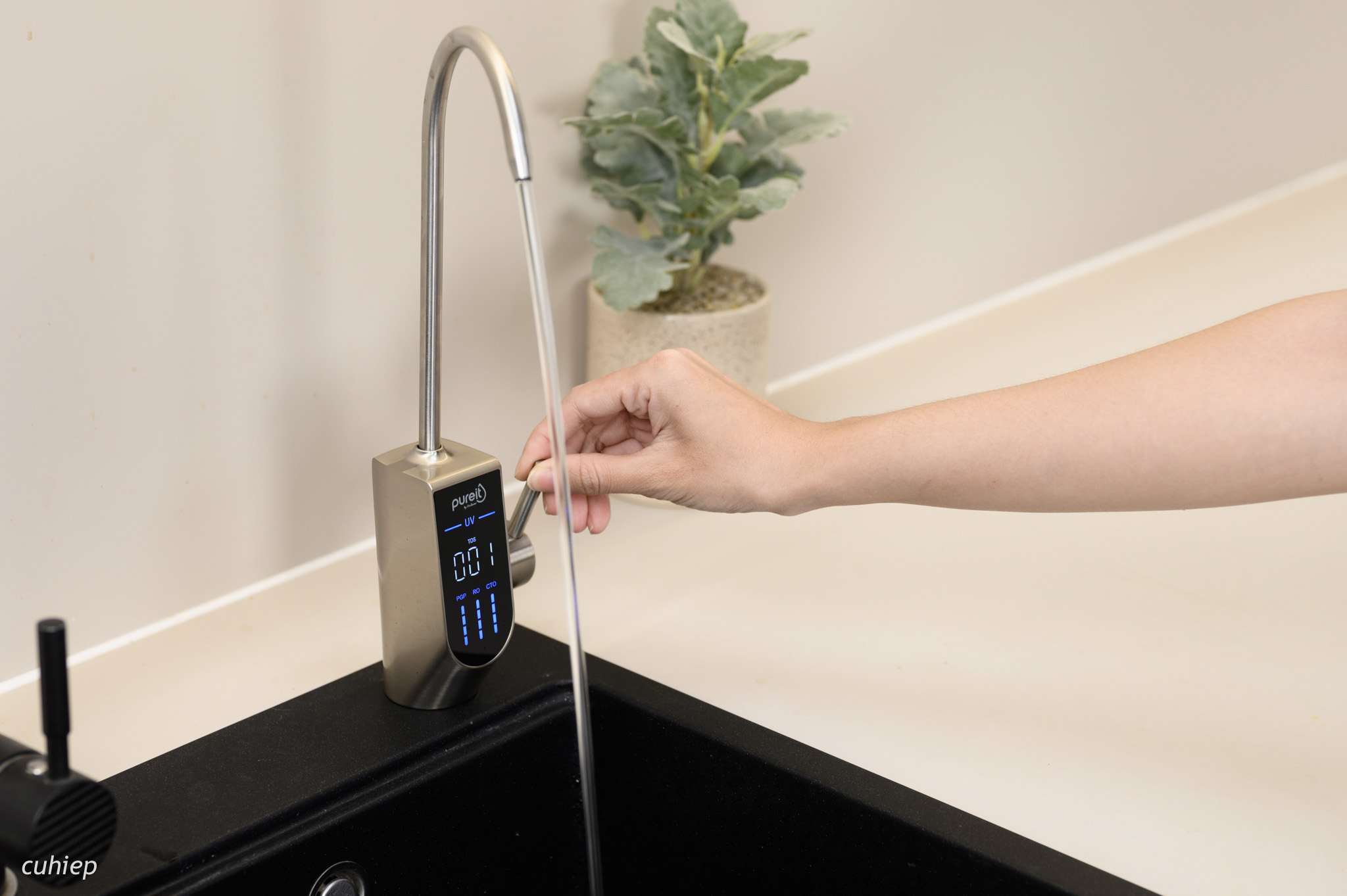 Xài thử máy lọc nước nhanh nhất thị trường Pureit 5840: vòi điện tử, có tia UV diệt khuẩn