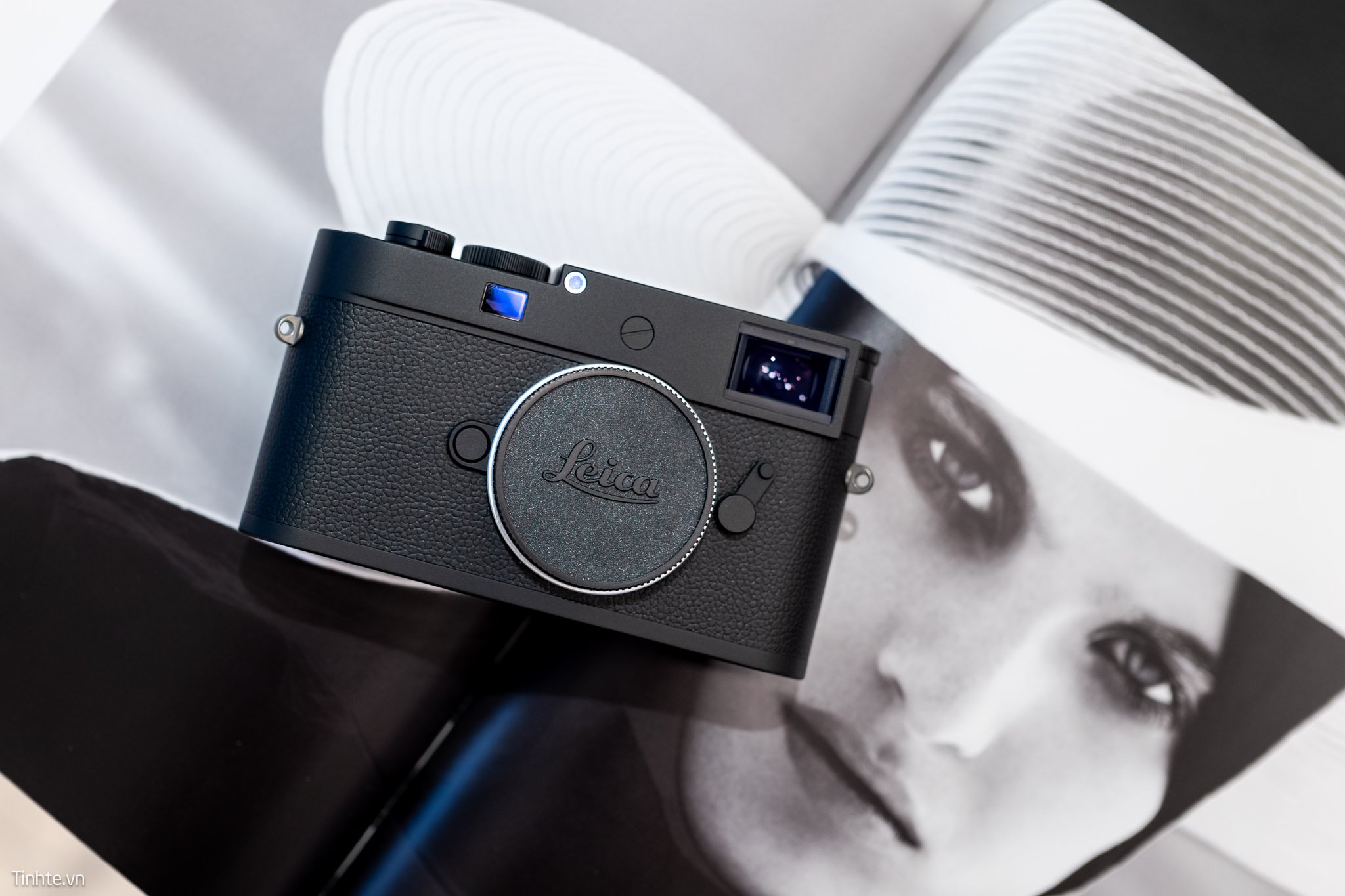 Mở hộp và trên tay Leica M11 Monochrome: Tinh tế, tối giản và thực dụng