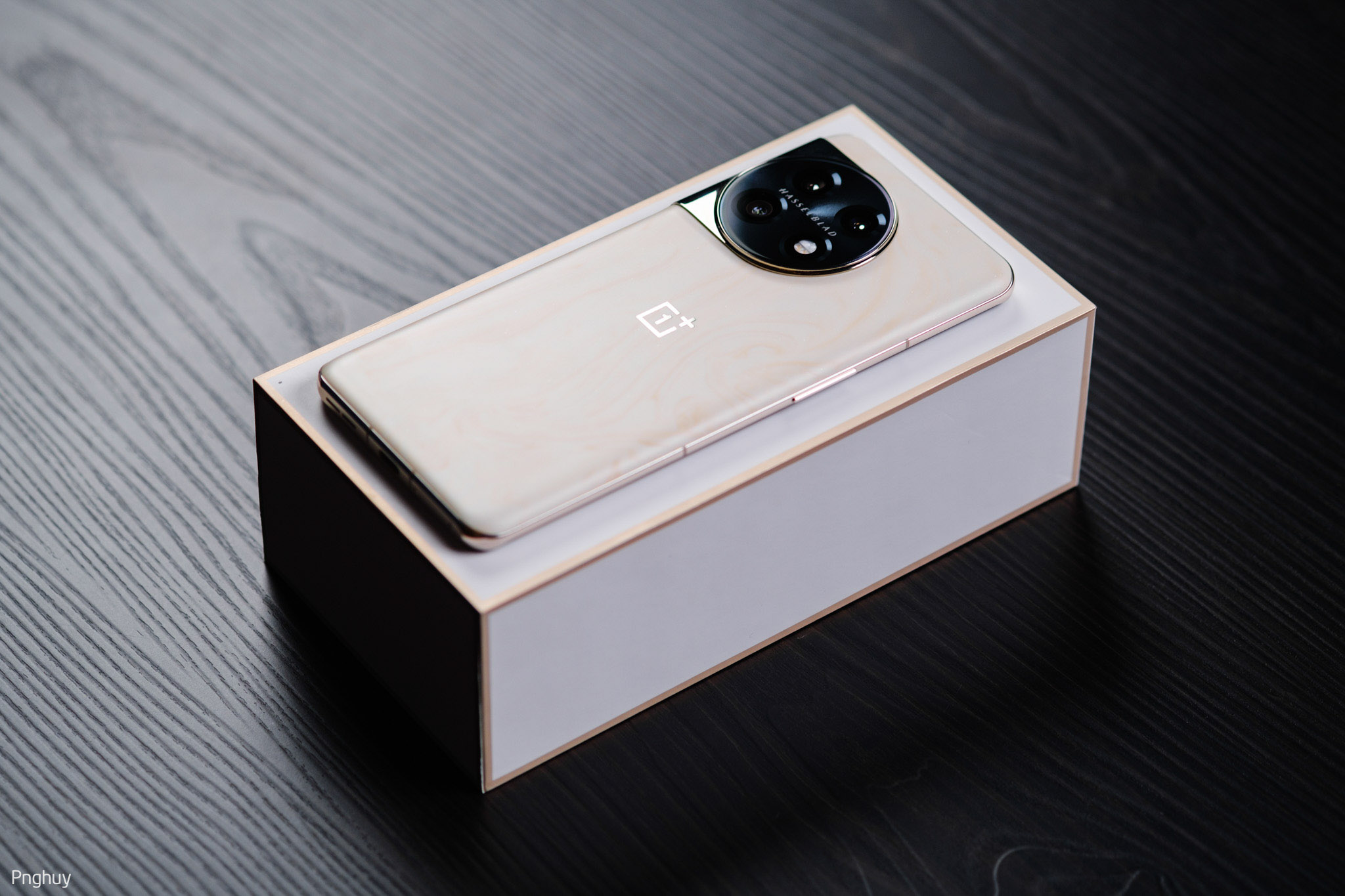 Trên tay OnePlus 11 Jupiter Rock Edition: Mặt lưng hoàn thiện với vật liệu đá vi tinh thể 3D