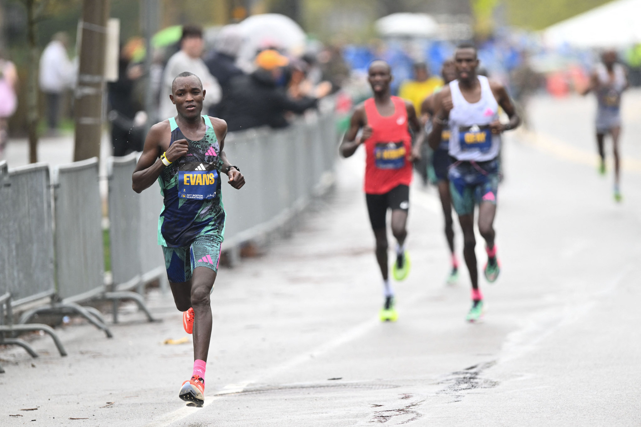 Nhà vô địch Boston Marathon 2023: Người ta chạy bộ bằng mình đạp xe anh em ạ