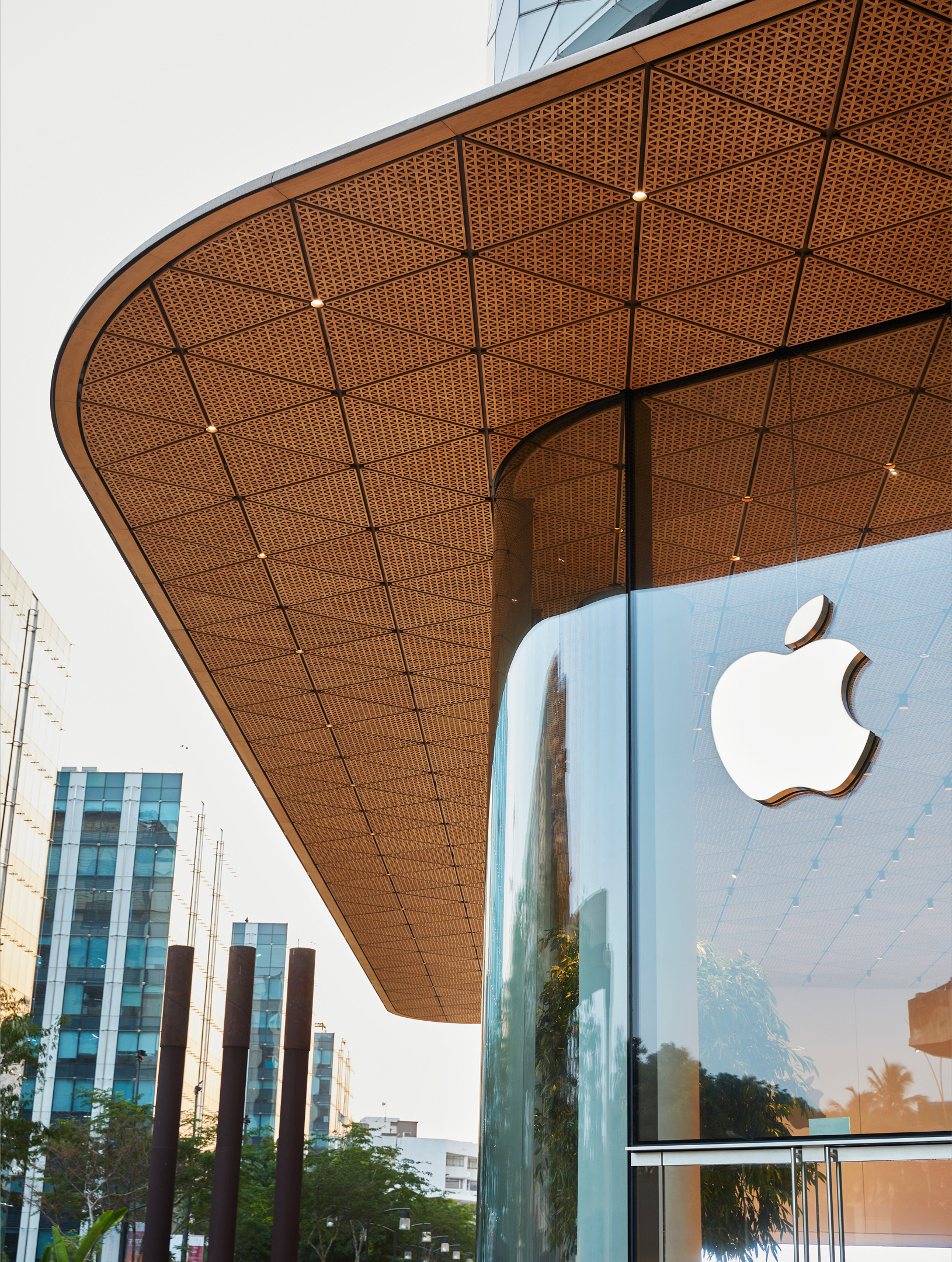 Apple-BKC-Mumbai-India-media-preview-handcrafted-timber-ceiling-01 2.jpeg