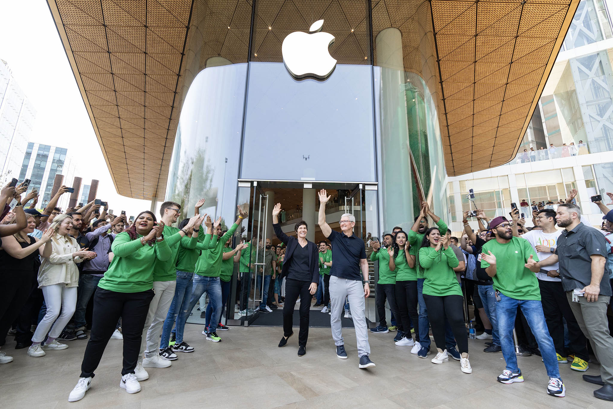 Tim Cook khai trương Apple Store đầu tiên ở Ấn Độ
