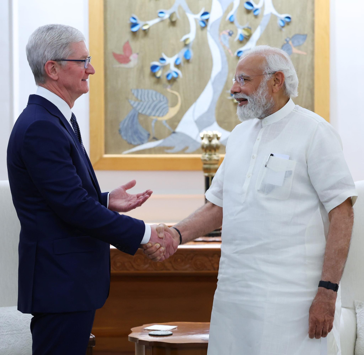 Tim Cook - CEO của Apple và Narendra Modi - Thủ tướng Ấn Độ