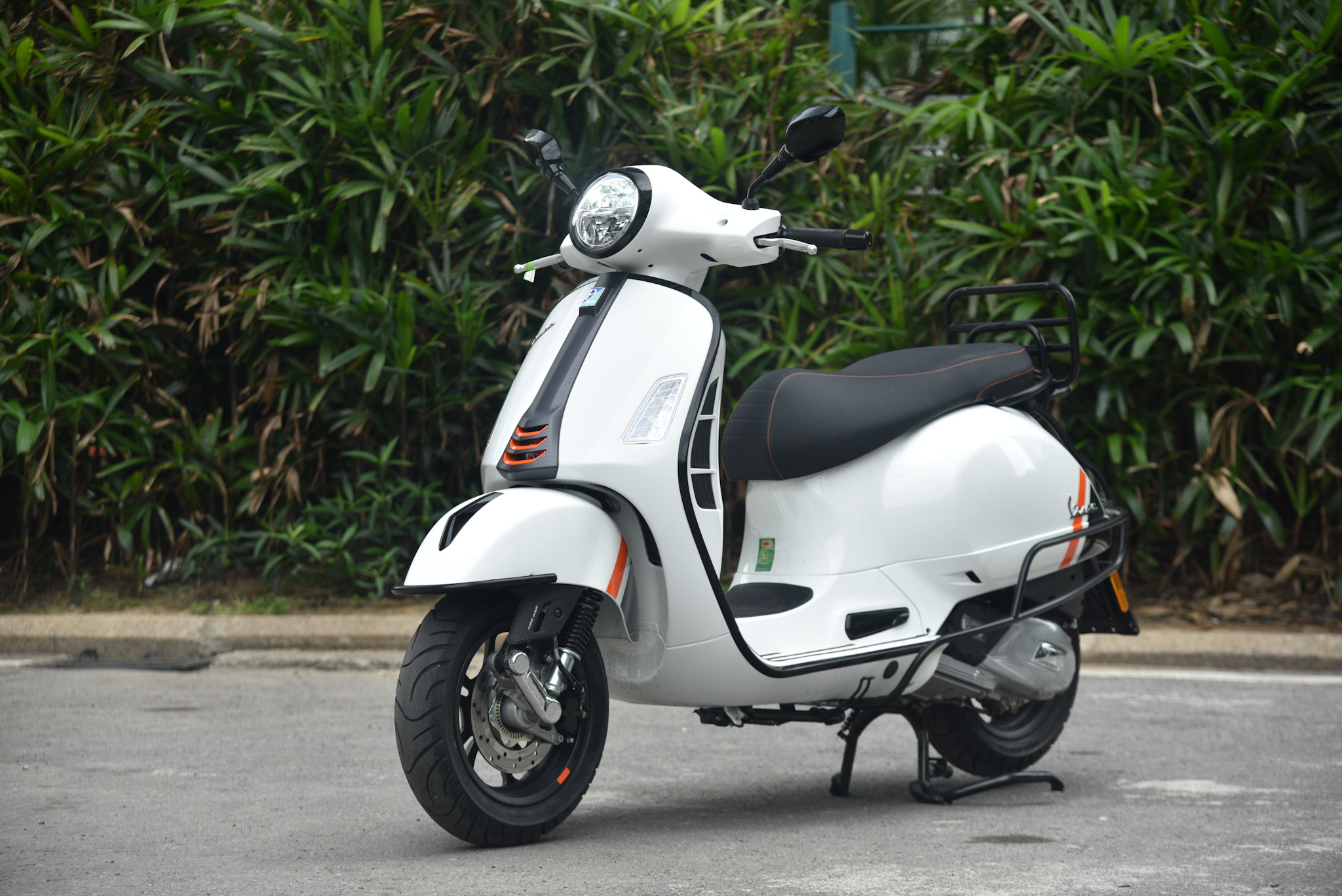 Hình ảnh Vespa GTS 150 thế hệ mới tại Việt Nam: Smart Key, bánh mâm mới, phuộc mới, giá 137 triệu