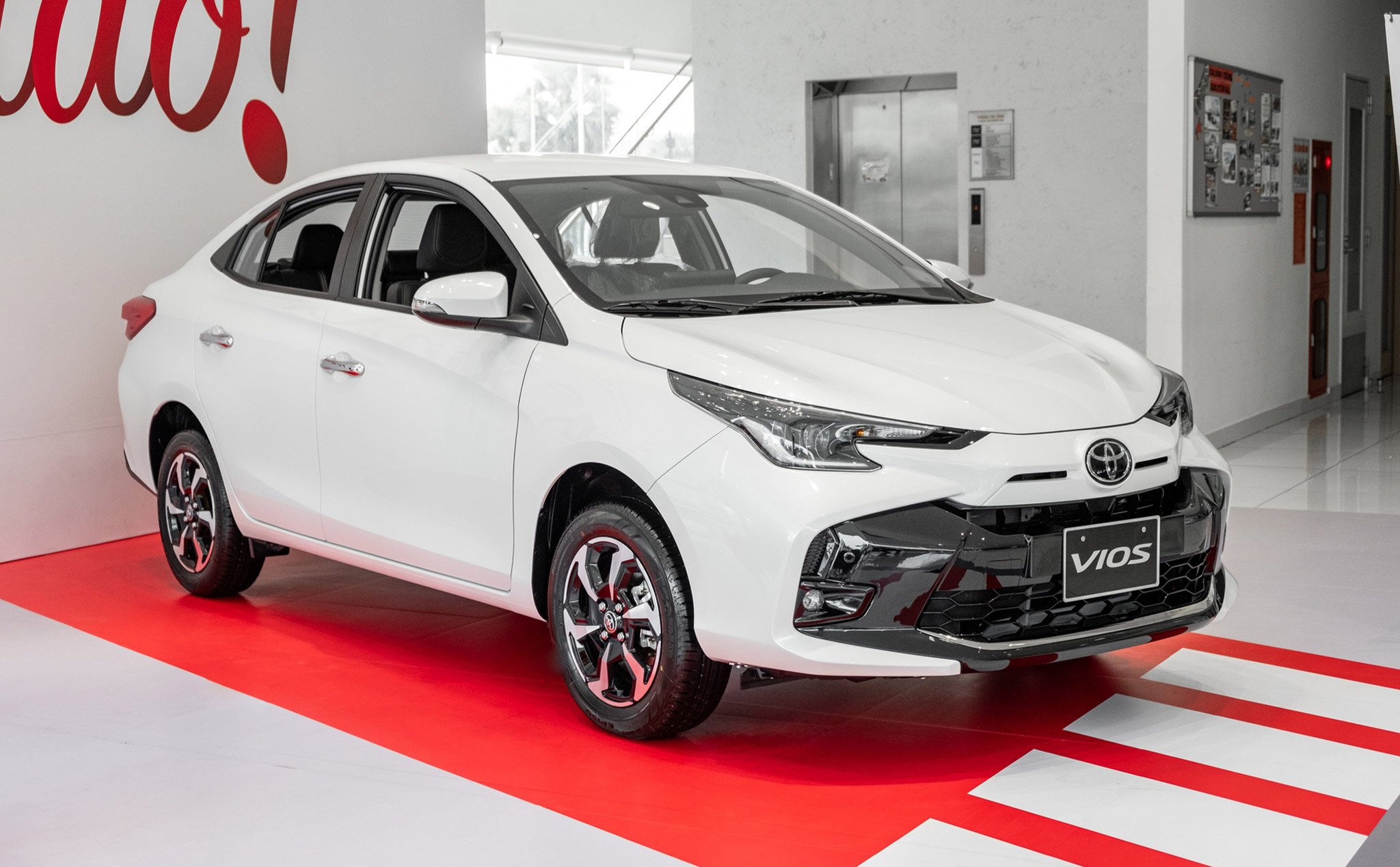 Toyota Vios 2023 ra mắt Việt Nam: Vẫn thế hệ cũ, đổi nhẹ ngoại hình, thêm trang bị