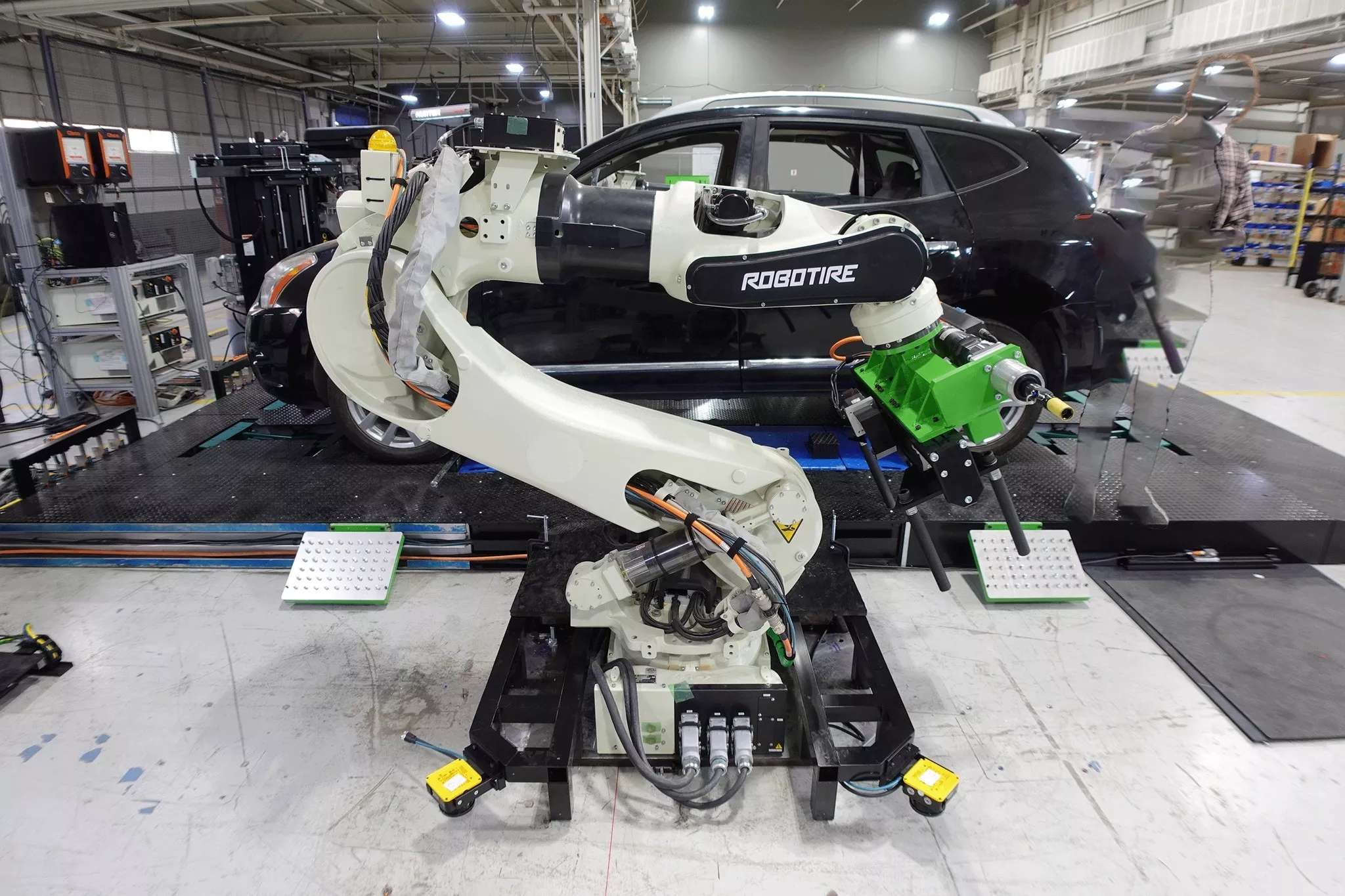 Robot điều khiển bằng AI thay lốp xe nhanh gấp đôi con người