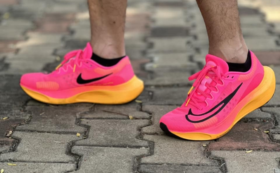 Đánh giá nhanh giày chạy bộ Nike Zoom Fly 5 màu hường nam tính