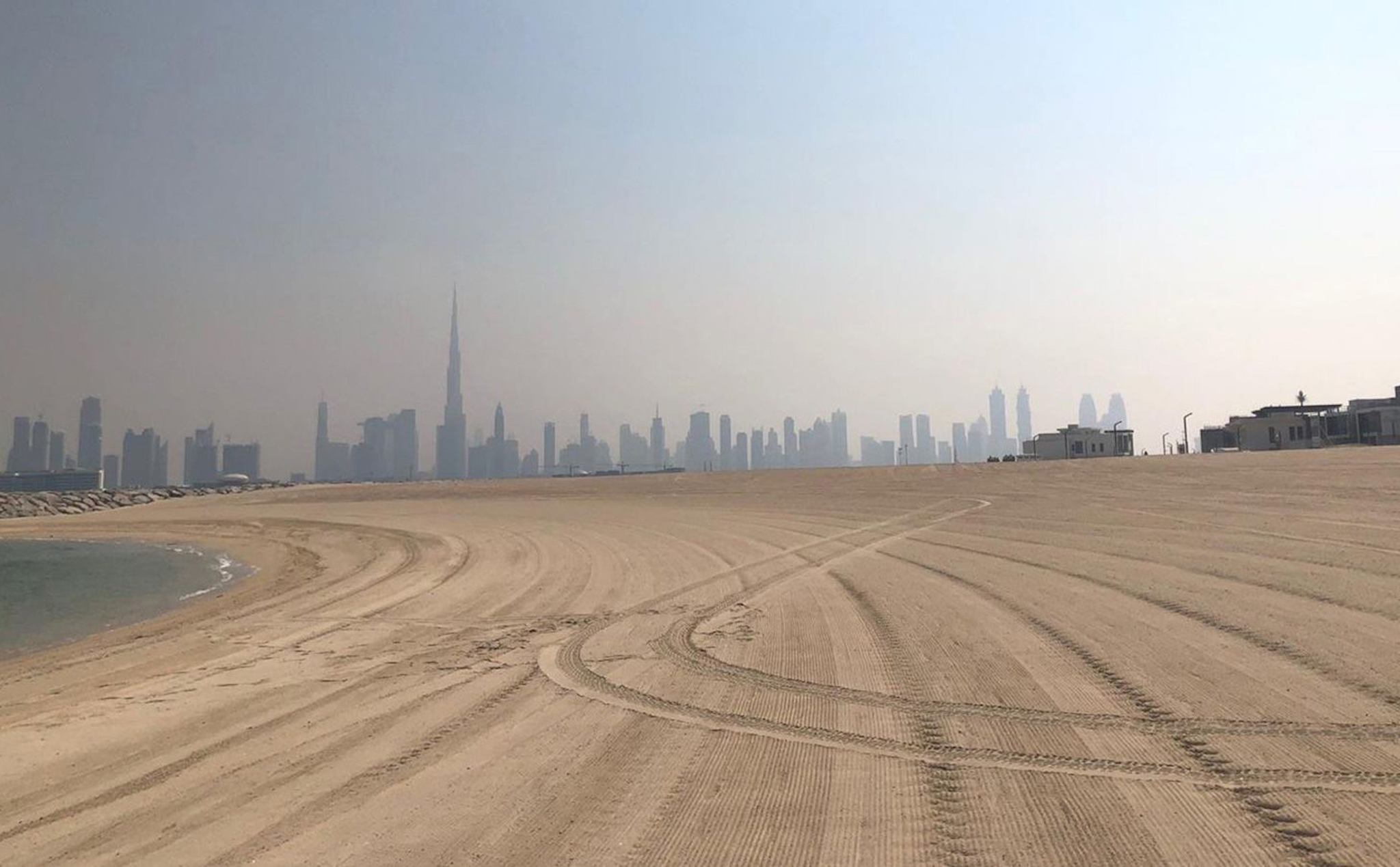 Tại sao một bãi cát trống 2.300m2 ở Dubai lại được bán với giá kỷ lục gần 800 tỷ đồng?