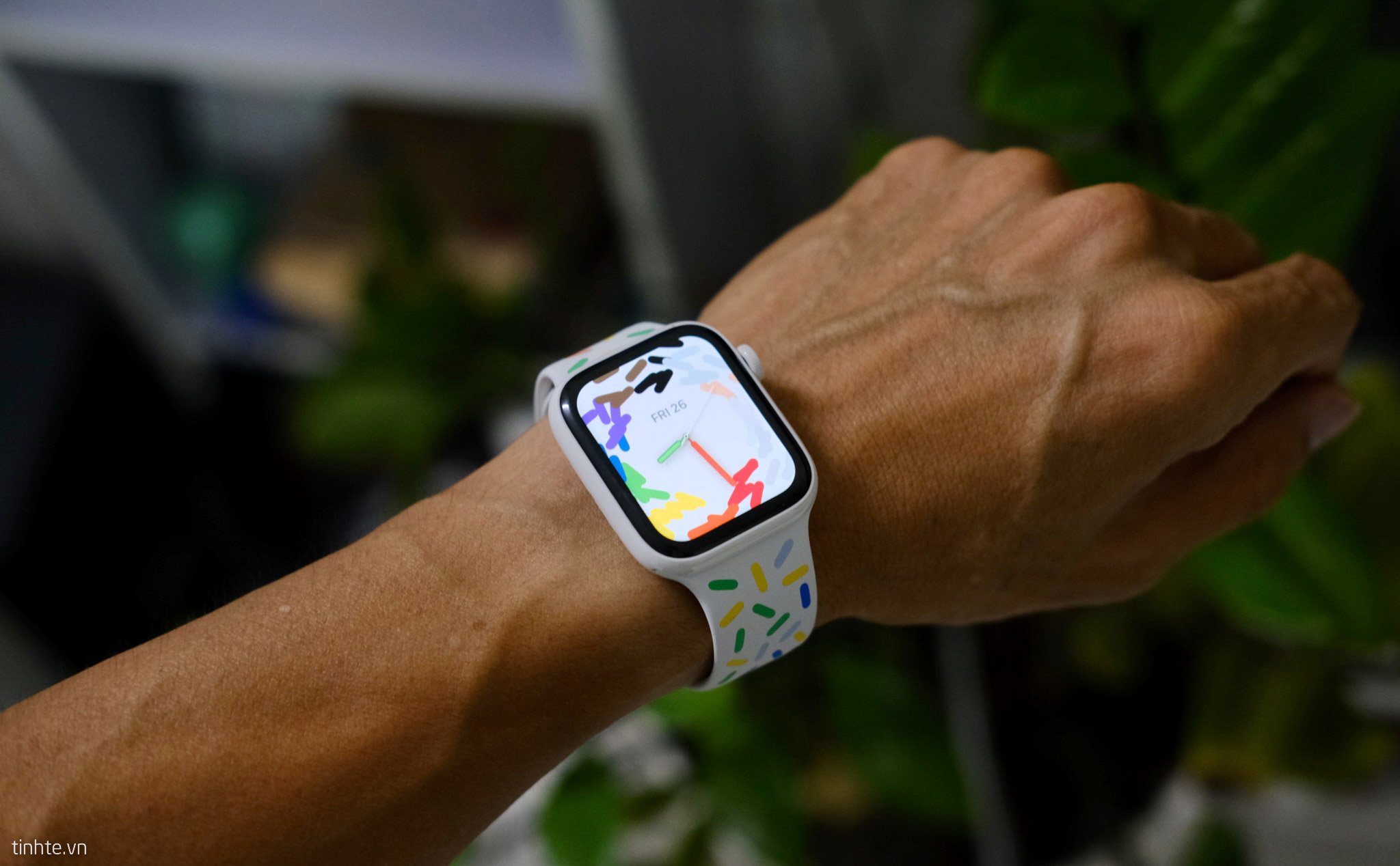 Trên tay dây đeo Apple Watch Pride bản LGBTQ+: Đẹp, êm ái, đa sắc màu