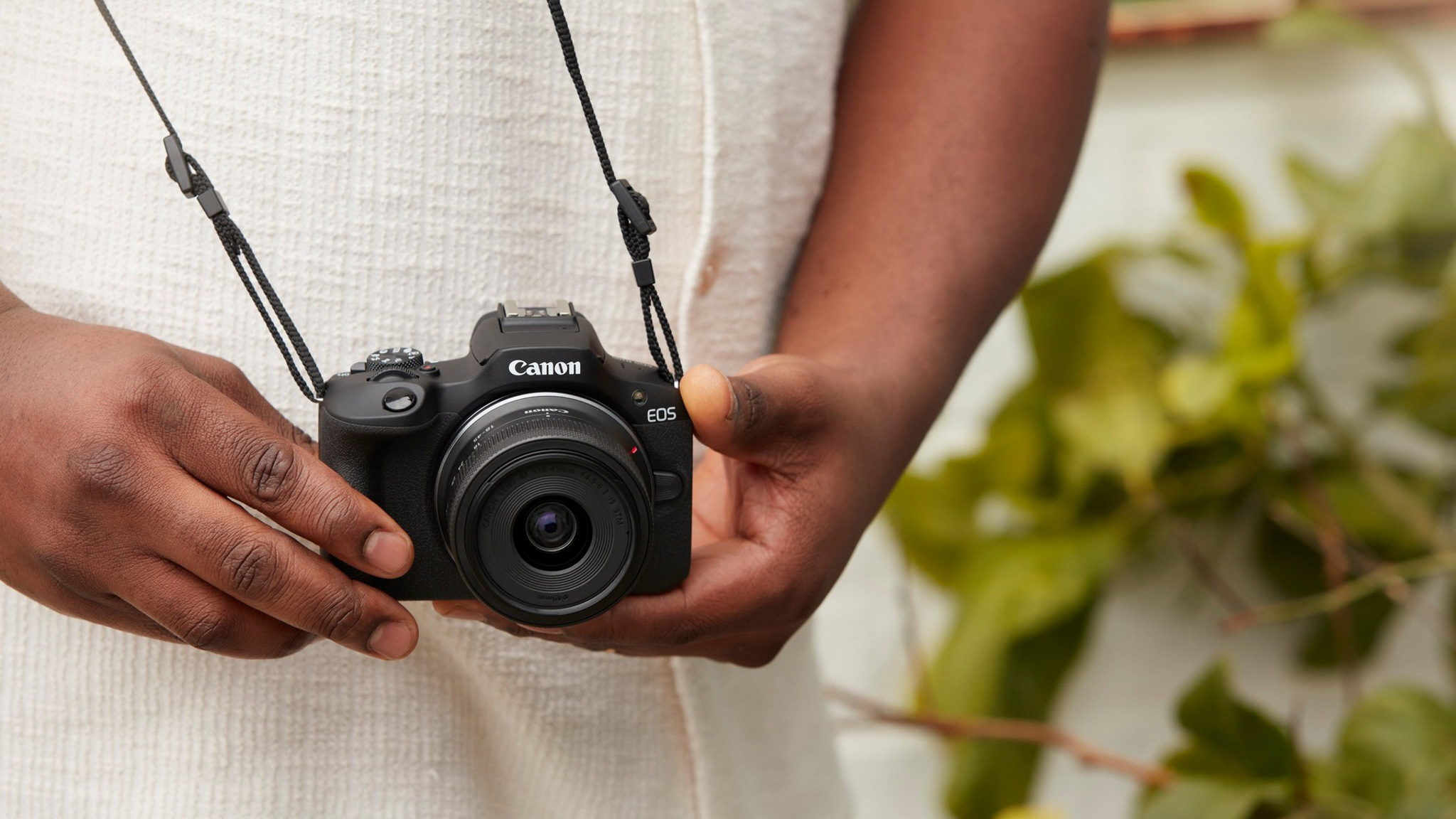 Canon ra mắt chiếc EOS R100: Giá từ $480