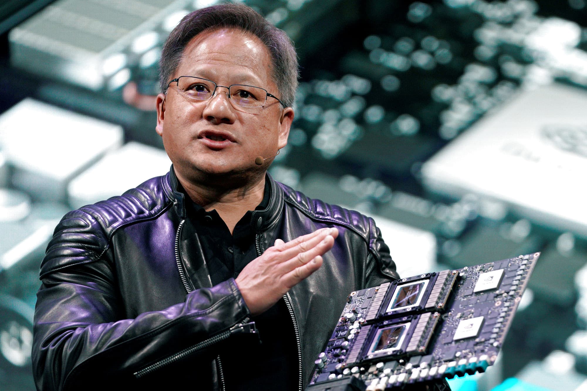 Nvidia trở thành tập đoàn chip đầu tiên đạt giá trị vốn hóa 1 nghìn tỷ USD