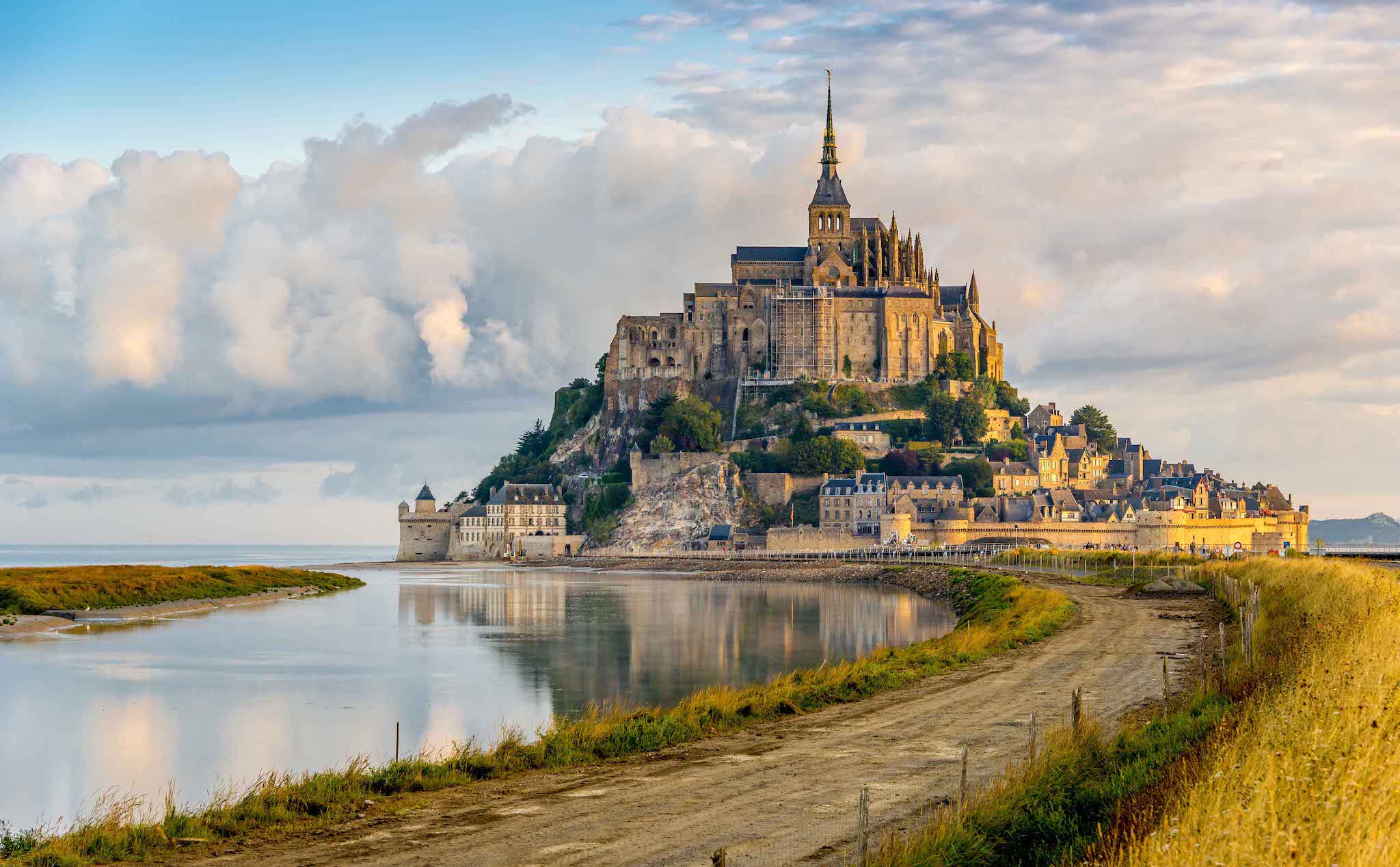 Một trong những nơi kỳ diệu nhất thế giới - Tu viện Mont Saint Michel tròn 1000 tuổi