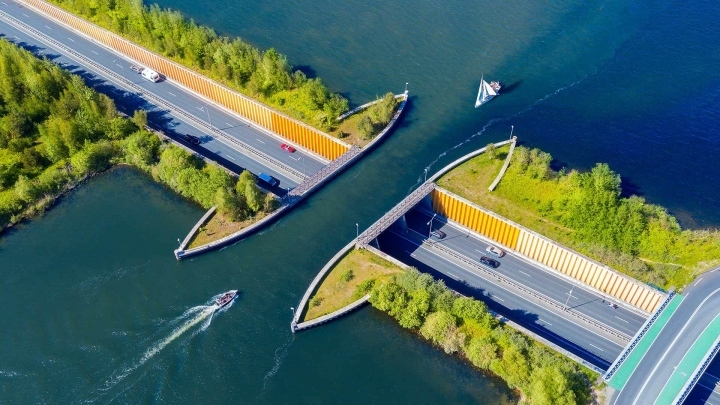 Cầu nước Veluwemeer Aqueduct ở Hà Lan. | Viết bởi Mai_Xuân_Cảnh