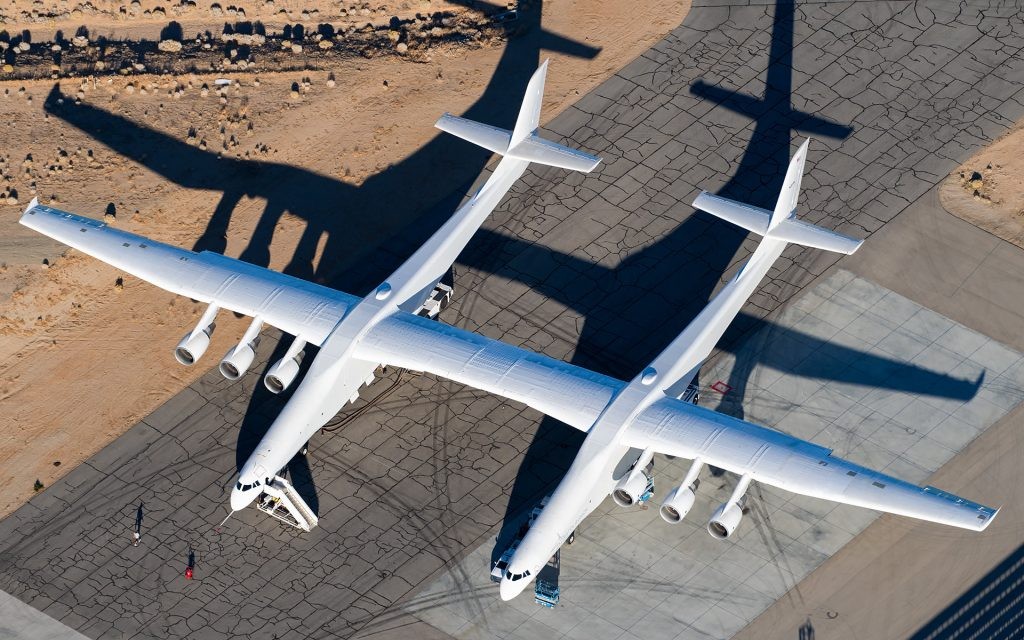 Đây là Stratolaunch Roc, máy bay hai thân chuyên phóng các phương tiện bay siêu thanh