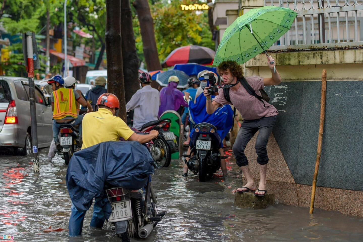 Mấy anh Tây này, chưa thấy nước bao giờ hay sao chẳng biết nữa