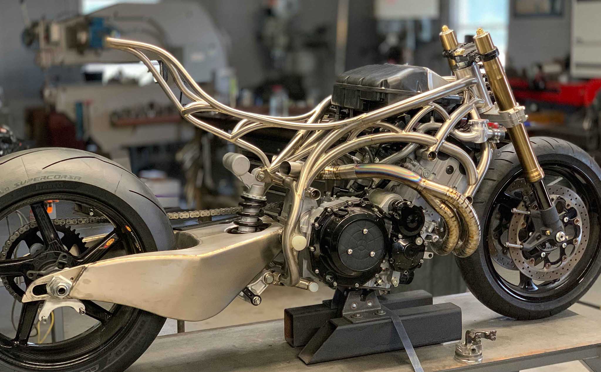 Chiếc xe mô tô đầu tiên trên thế giới được làm hoàn toàn bằng titan (làm gần xong)