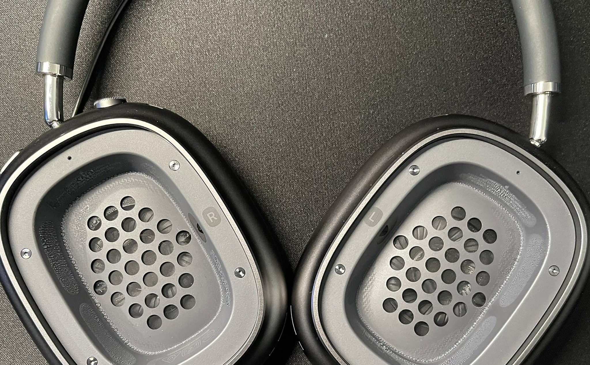 AirPods Max vẫn tiếp tục gặp tình trạng đọng hơi nước bên trong phần ear cups