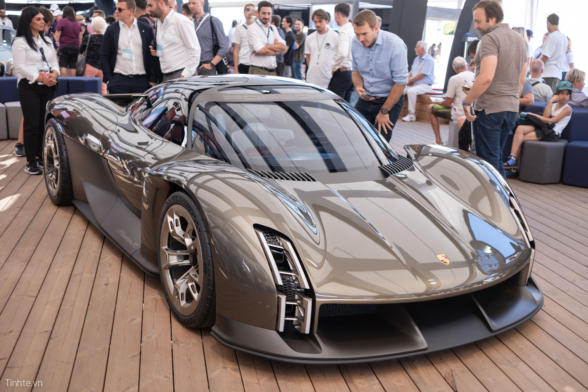 Trên tay Porsche Mission X, siêu xe điện tương lai của Porsche