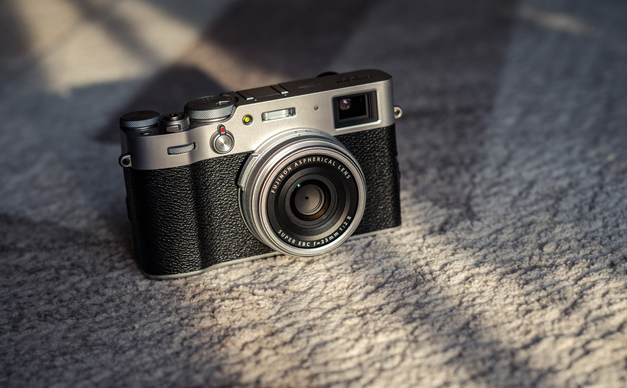 Đầu năm 2024, thế hệ tiếp theo của dòng Fujifilm X100 sẽ ra mắt với ống kính mới?