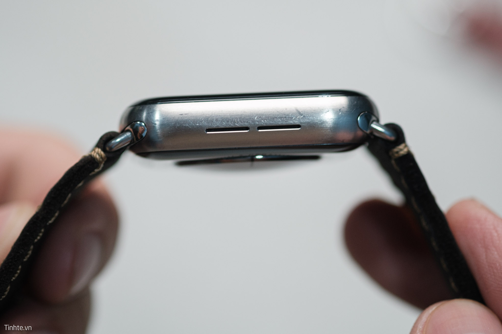 Apple Watch S5 Titanium trầy thấy thương, hy vọng iPhone Pro sẽ không vậy