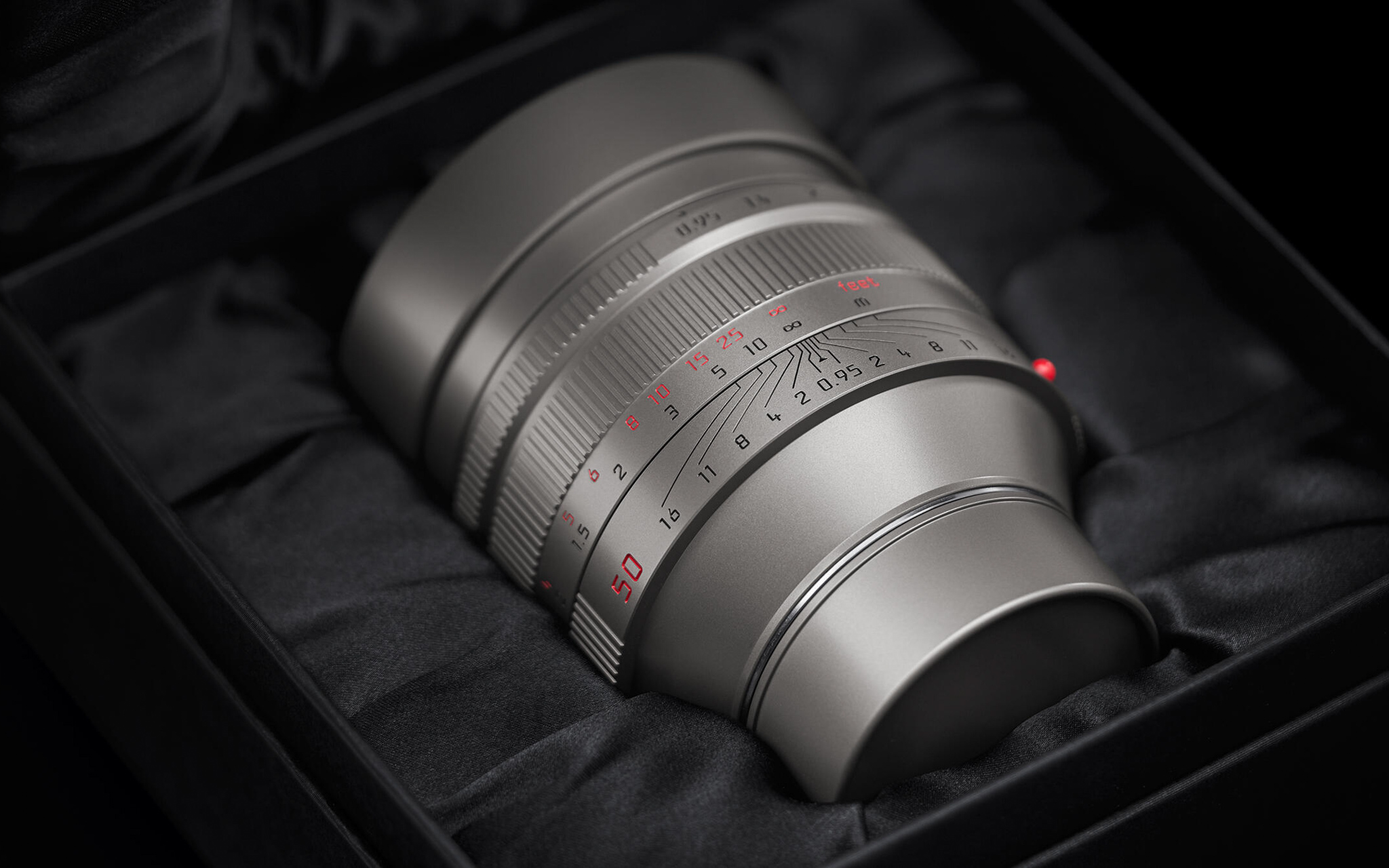 Chiếc ống kính tiêu cự 50mm đắt nhất của Leica ra mắt: Noctilux-M 50mm f/0.95 Titan