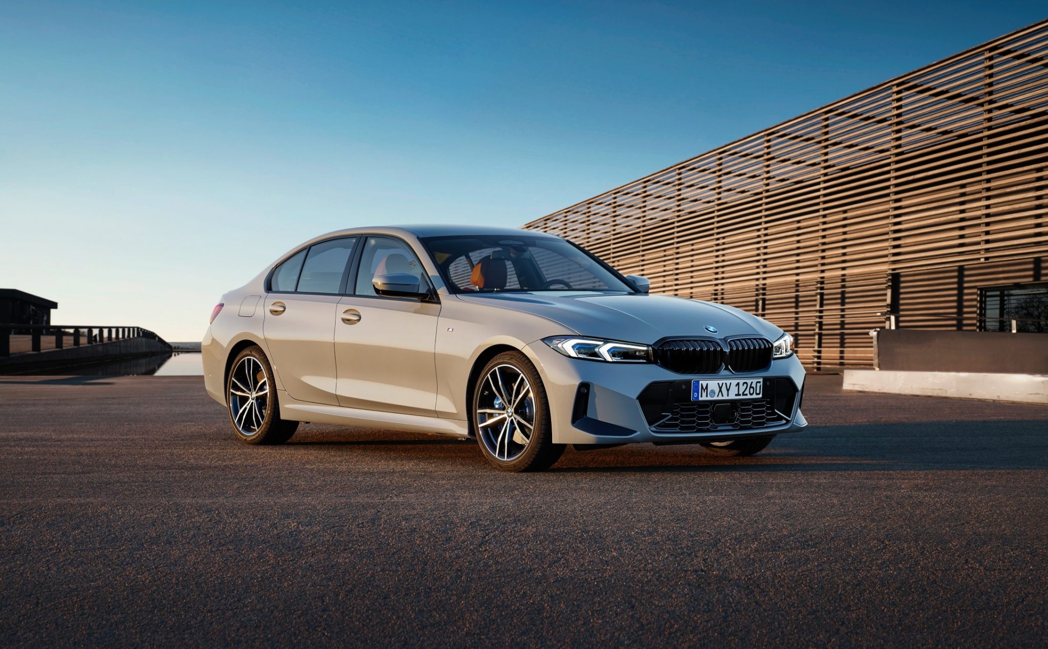 [QC] Giá chỉ từ 1,295 tỷ đồng, BMW 3 Series có mức giá cạnh tranh trong phân khúc