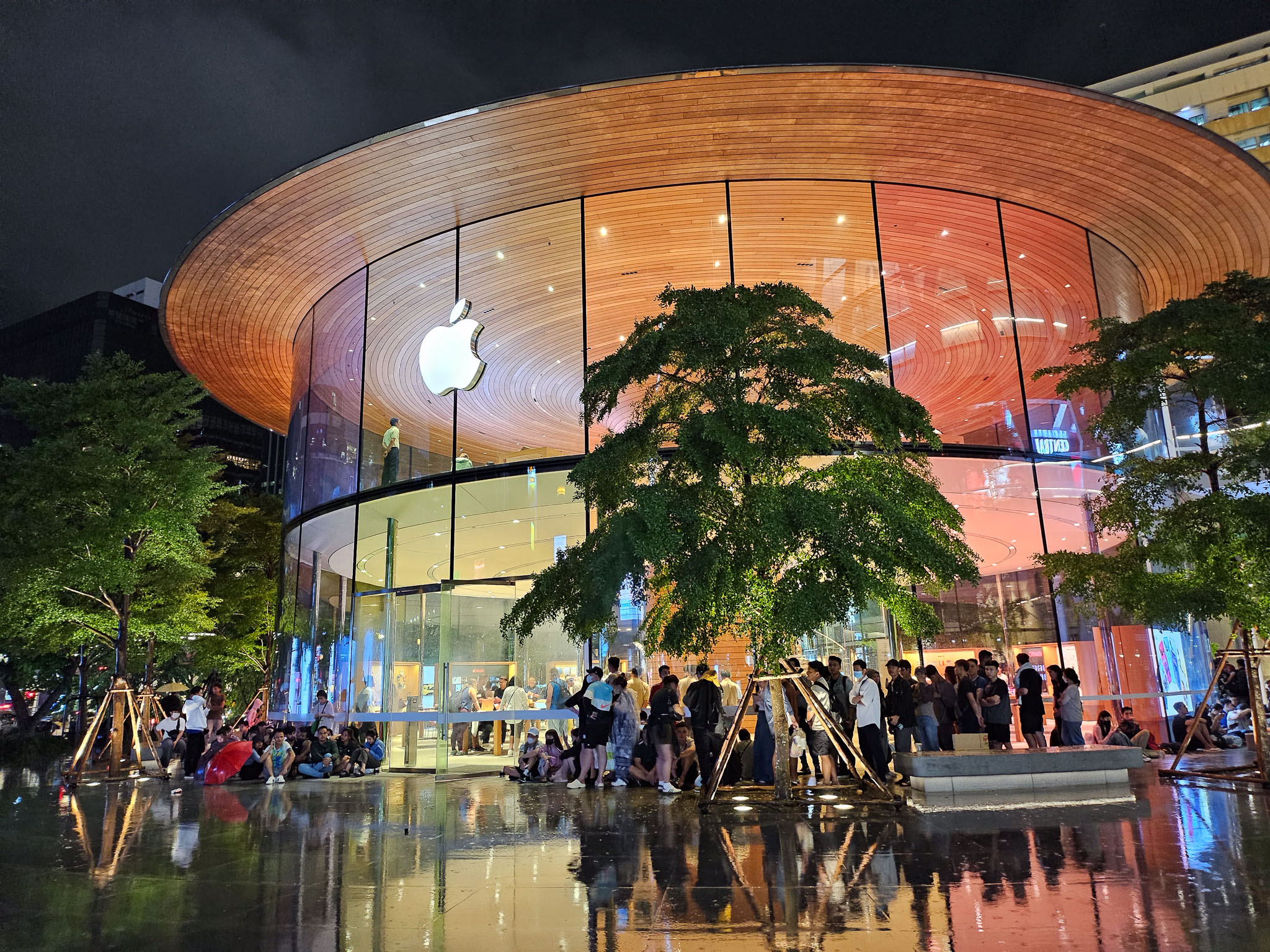 Sáng mai Apple sẽ giao iPhone mới ở Thái Lan, Singapore