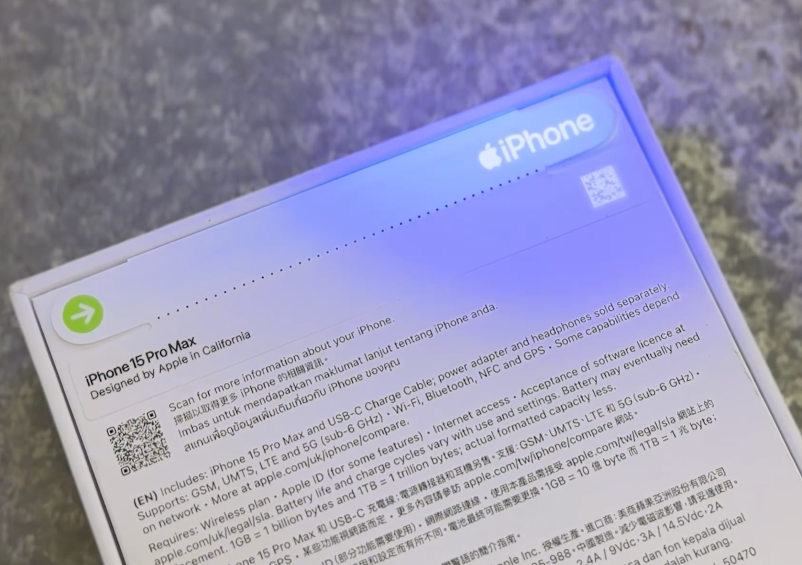 [Video] Chiếu đèn UV vào hộp iPhone 15 Pro Max để thấy barcode
