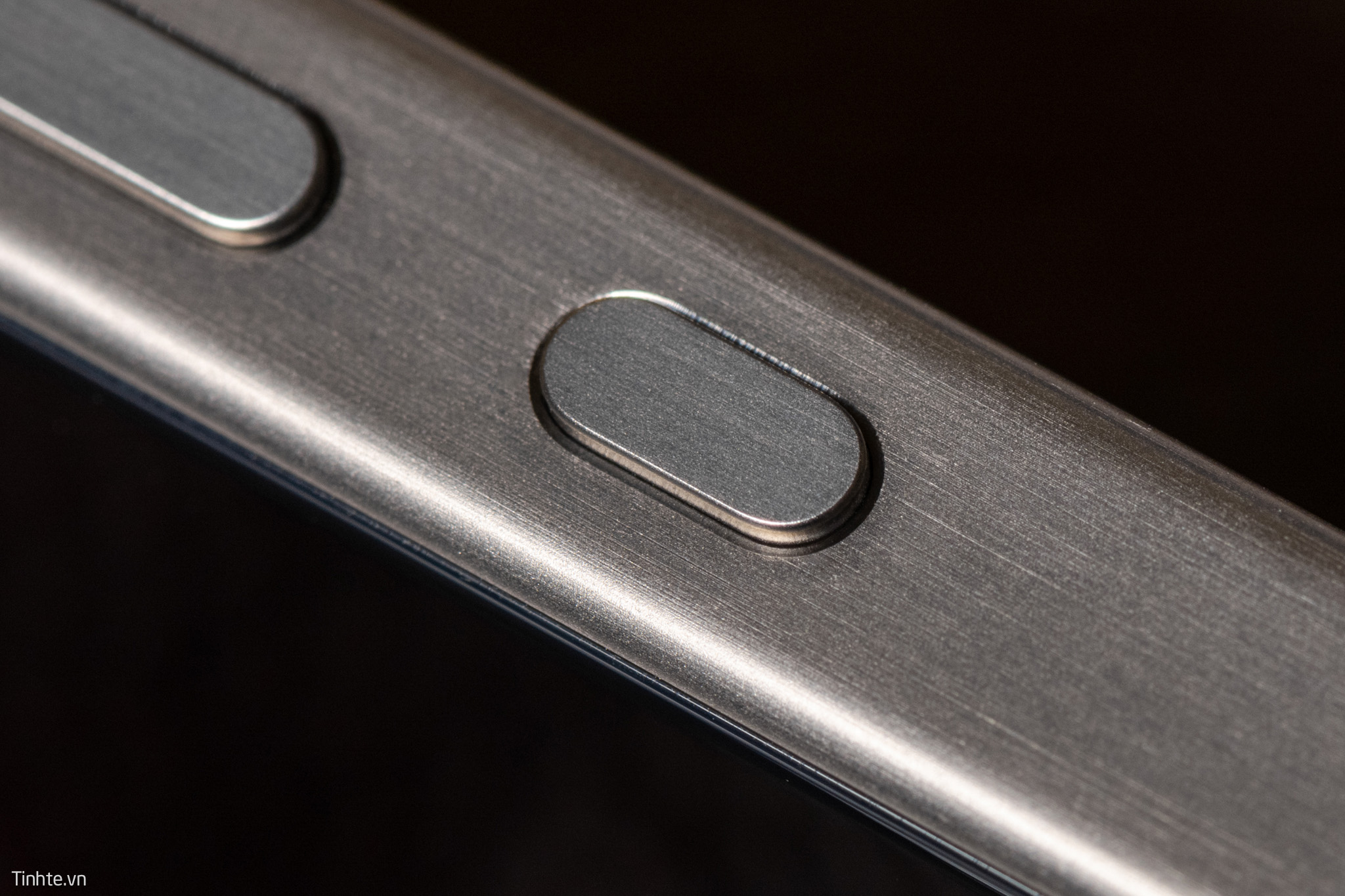 Vì sao titanium bền hơn thép nhưng dùng cho iPhone 15 Pro/Pro Max thì lại kém bền hơn ?