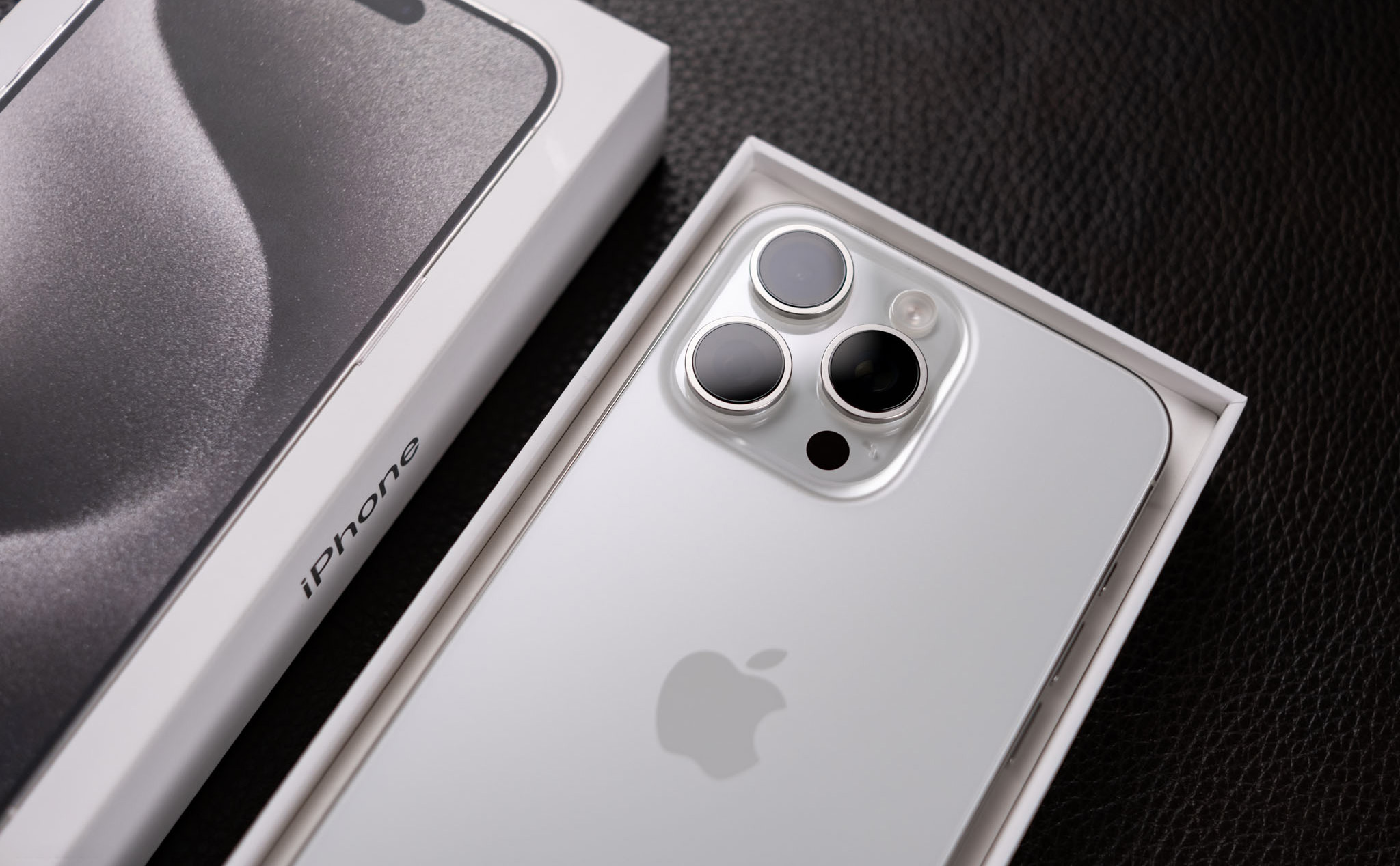 Mở hộp iPhone 15 Pro Max màu trắng chính hãng VN/A
