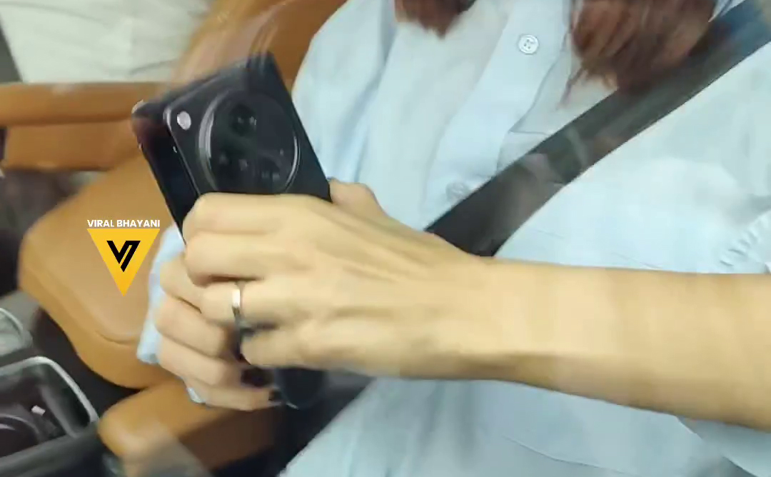 Điện thoại gập của OnePlus xuất hiện trên tay nữ diễn viên Ấn Độ?