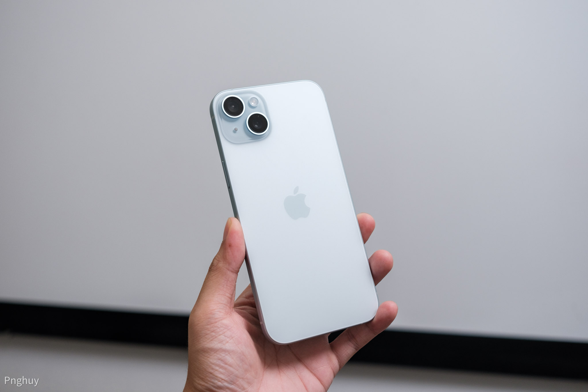 Trên tay Apple iPhone 15 Plus: Màu xanh rất đẹp, cầm nhẹ nhưng trơn
